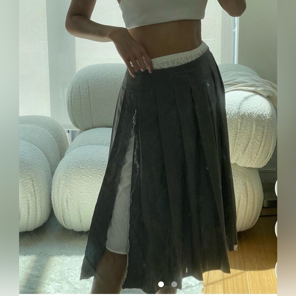 Pleat skirt with slits